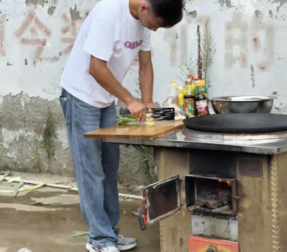 厉怀远昨天亲自下厨给家人做铁锅炖，兄弟俩各自忙碌的身影感动了很多人，今天厉爸发视