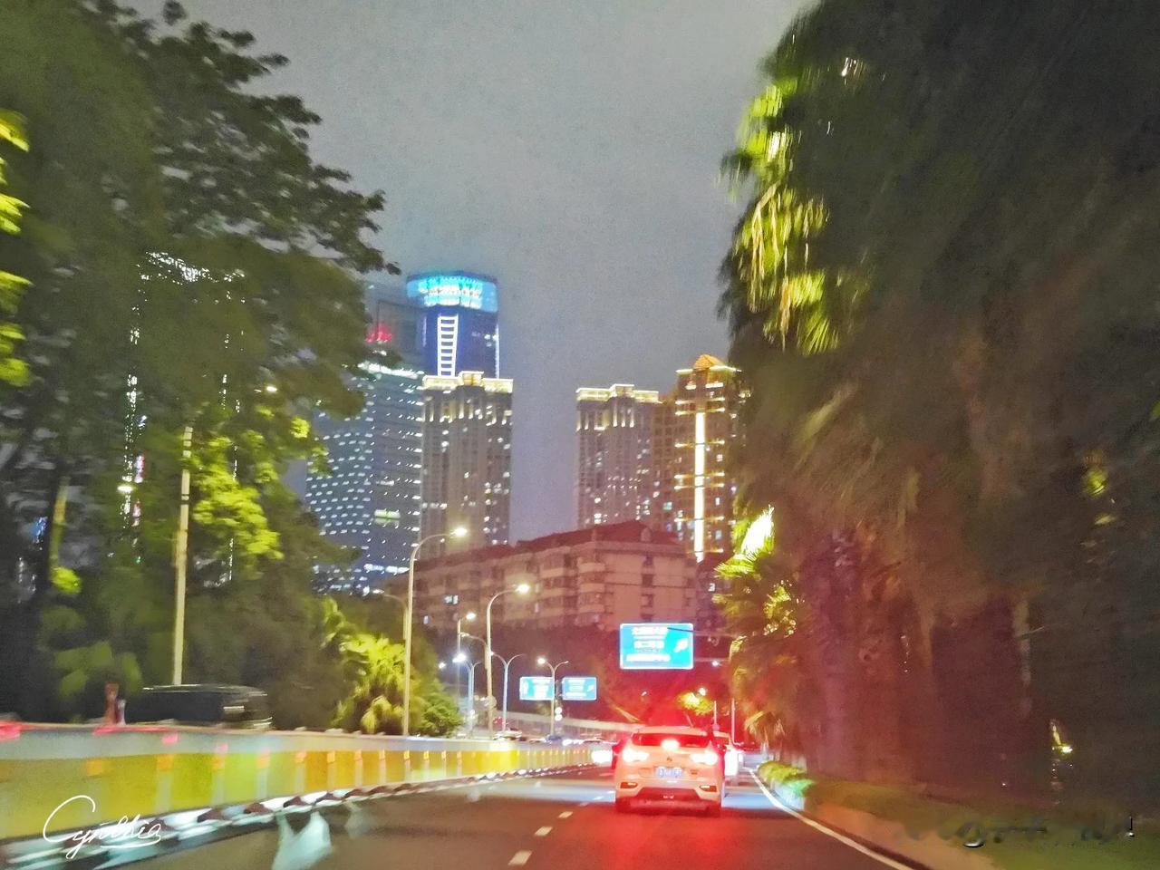 休闲时光｜ 周末之夜。弃驾出行，最大的自由和开心是：副驾座上闲看一路风景，随手拍