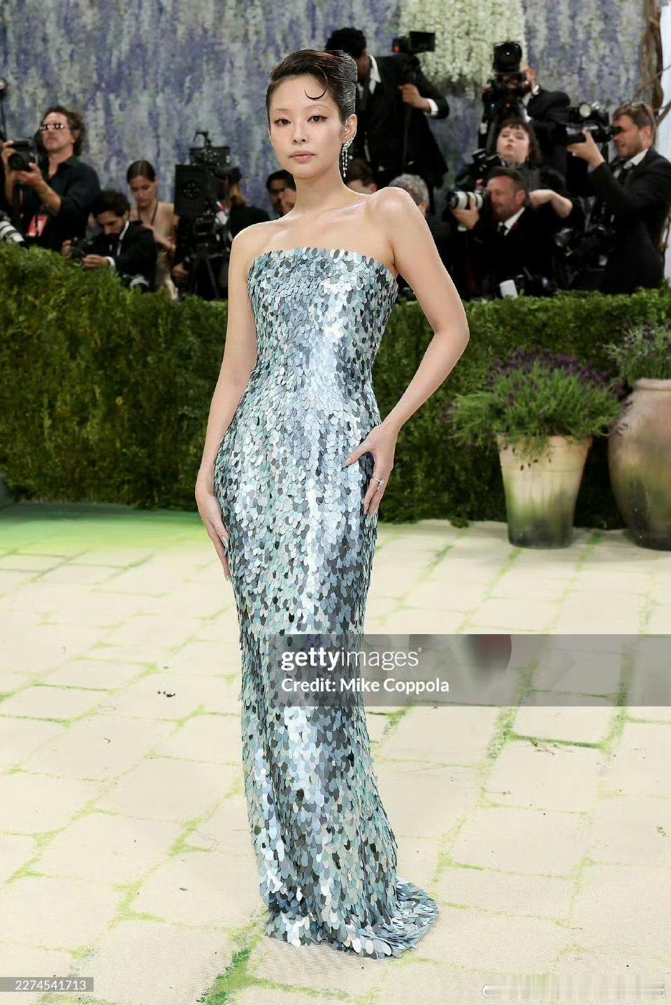 柳智敏、宁艺卓、Jennie、Lisa、金智秀 MetGala红毯造型一览，谁赢