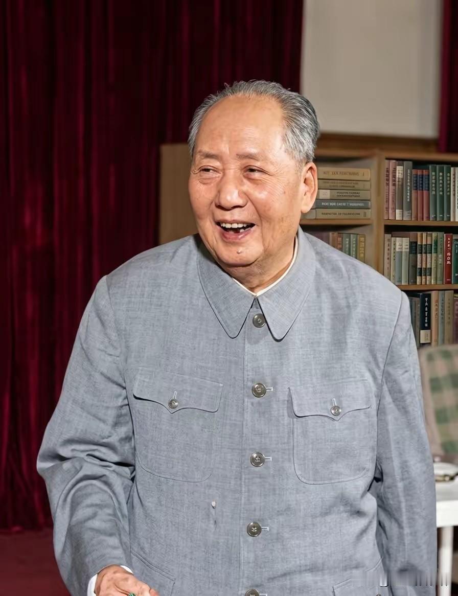 画面介绍
 
这是一张晚年毛泽东同志的彩色修复照片。
他身着朴素的灰色中山装，笑