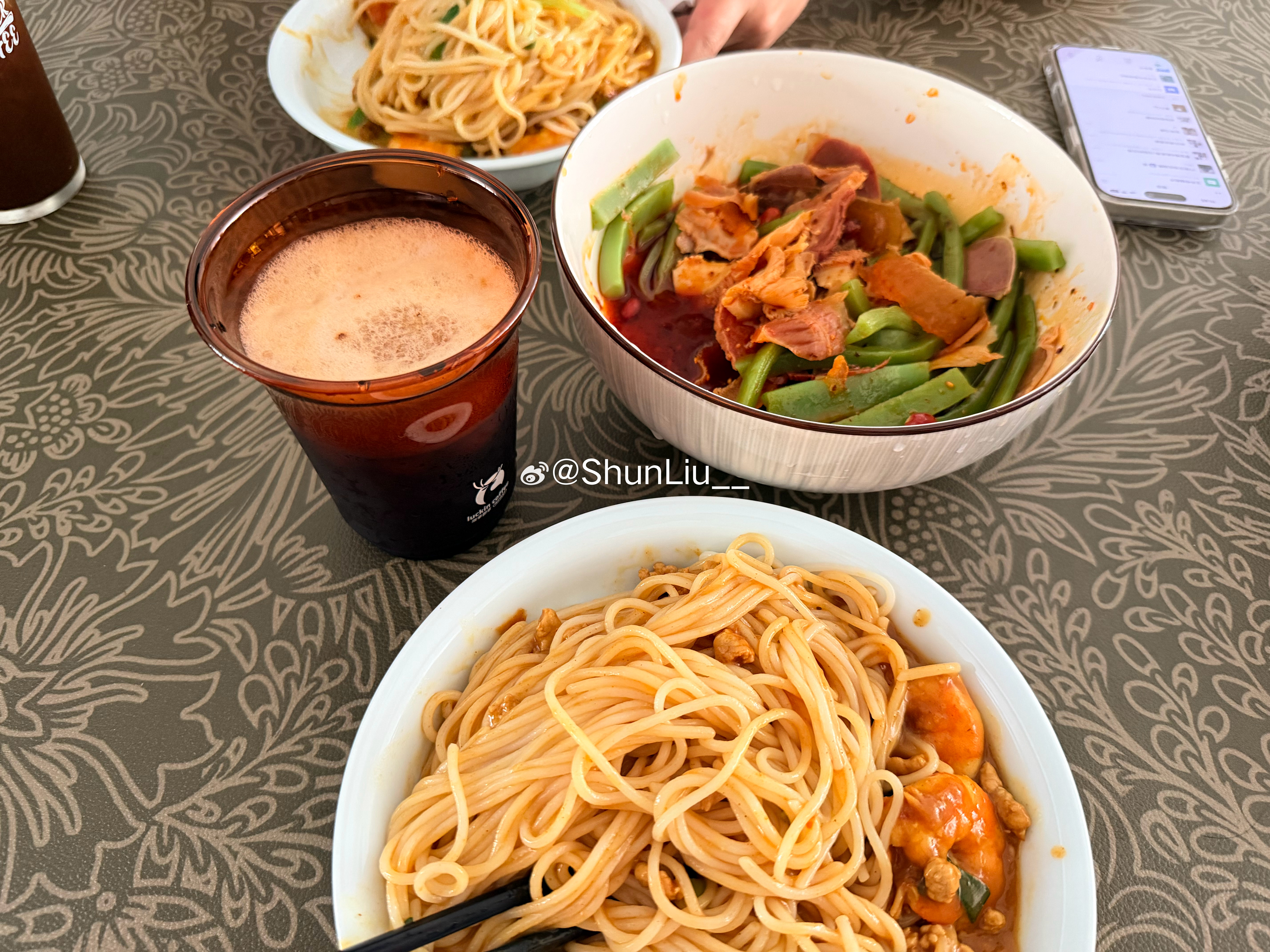 好久没在家给轩总做饭了今日午餐辣咖喱虾仁面+钵钵鸡 