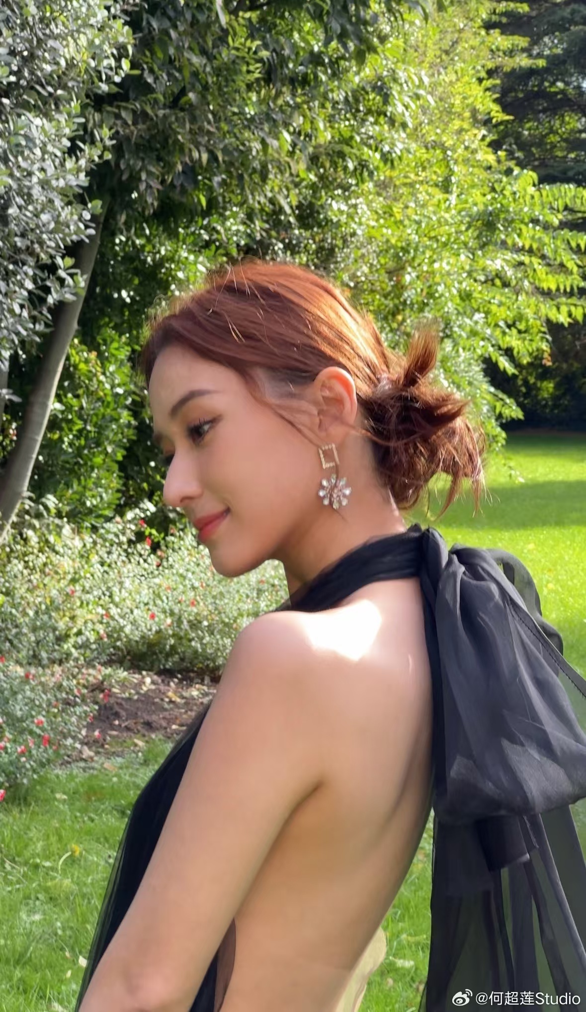 #何超莲甜酷露背花瓣裙# 时装周的每一套look都是很漂亮的呀，太喜欢何超莲巴黎