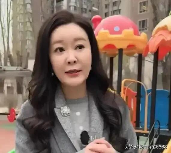 她曾经是央视特别火的一个女主持人，离开央视平台之后，如今50多岁的她活成了人生的