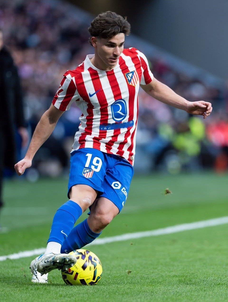 🕷西班牙和英格兰的重要俱乐部已开始询问胡里安·阿尔瓦雷斯的情况。[MatteM