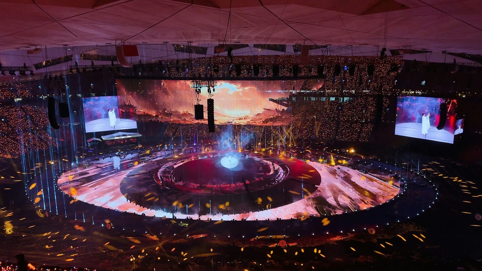 张杰鸟巢舞美太权威了 杰哥的美商极高，从灯光到舞台设计每一处都美到了极致，太权威