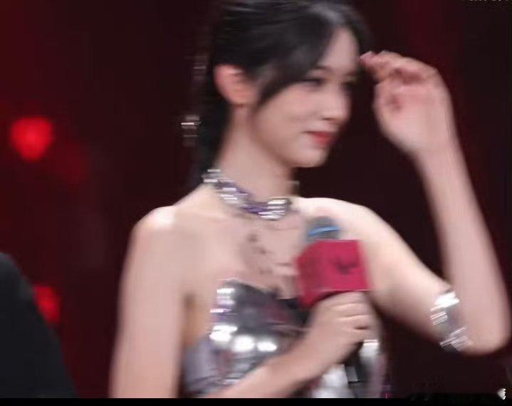 周也线下活动直拍，赛博朋克少女即视感！酷酷的！ ​​​