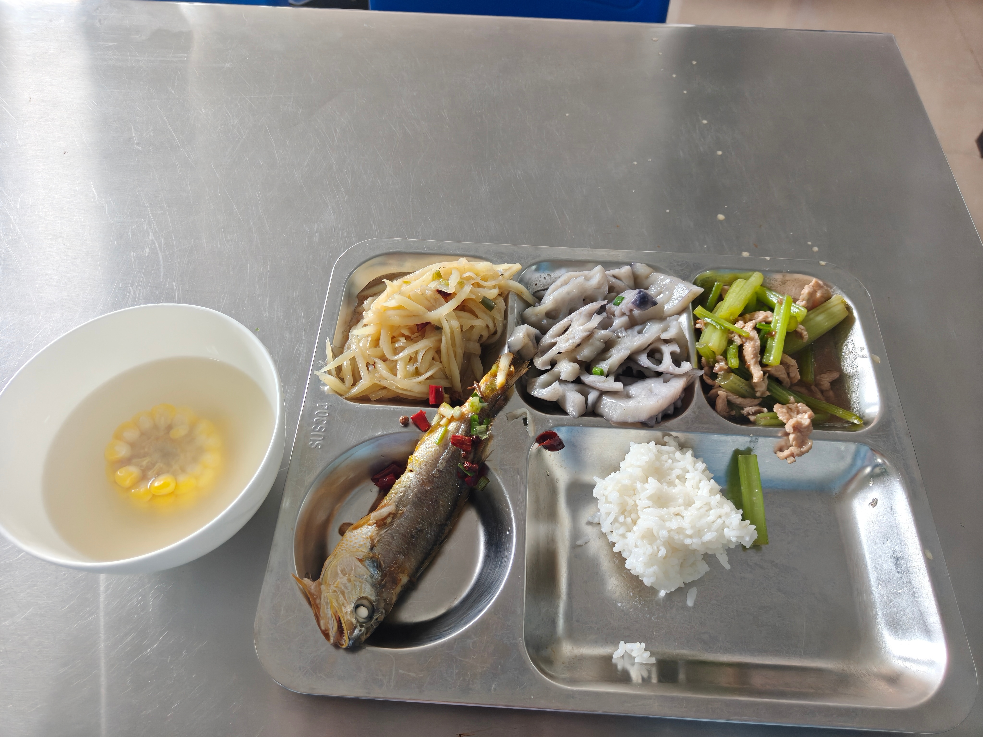 外卖实在吃腻了，今天吃食堂
