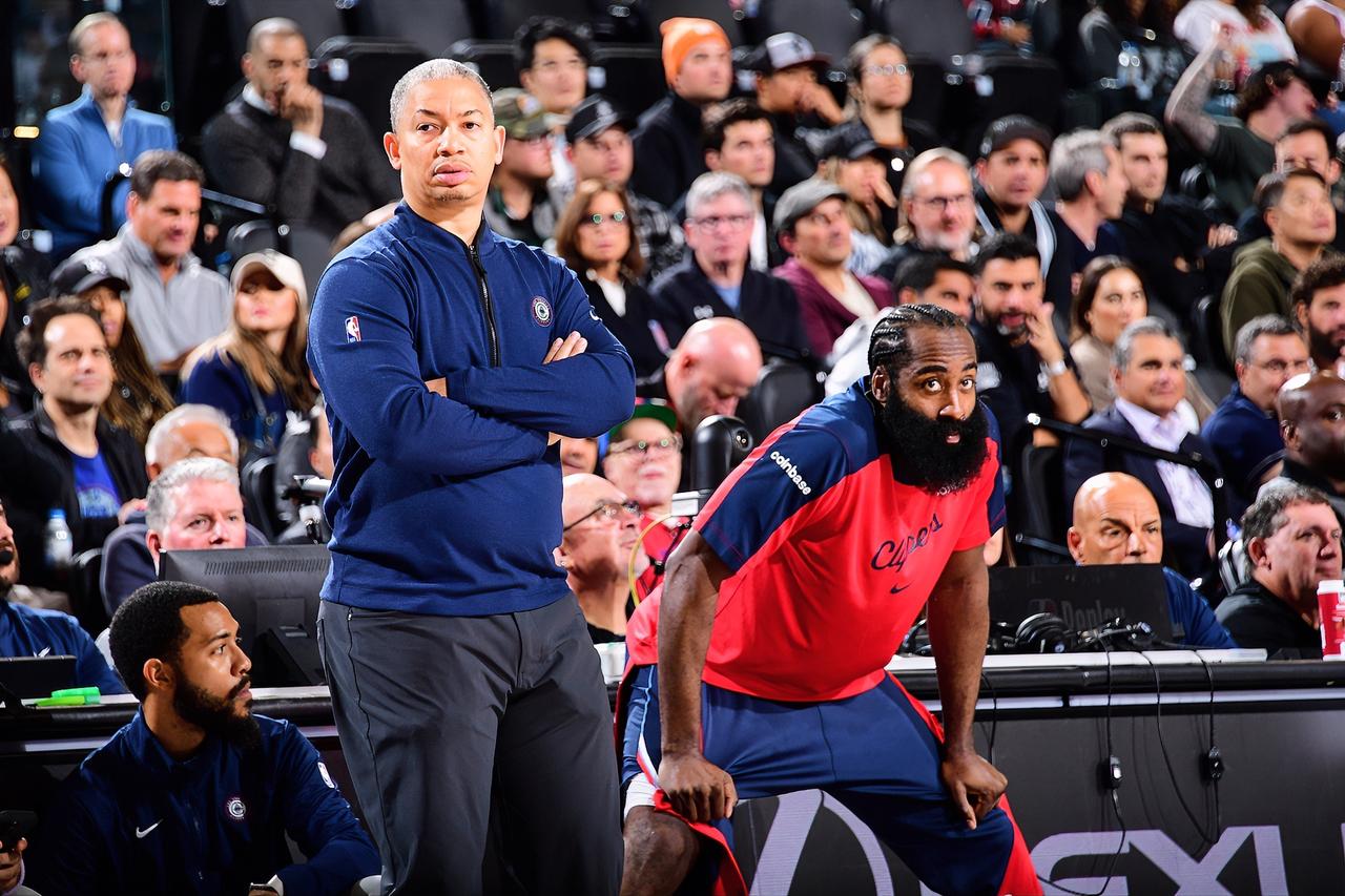 泰伦卢：登登，球迷说我们一场接一场地控盘，想有人把我俩带走哦？？？
哈登：关我p