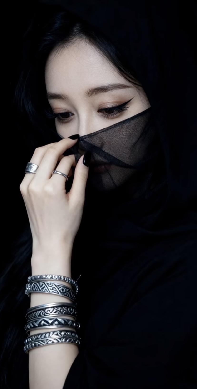 别高估关系，别试探人心， 
           前者不堪一击，后者薄凉无比…