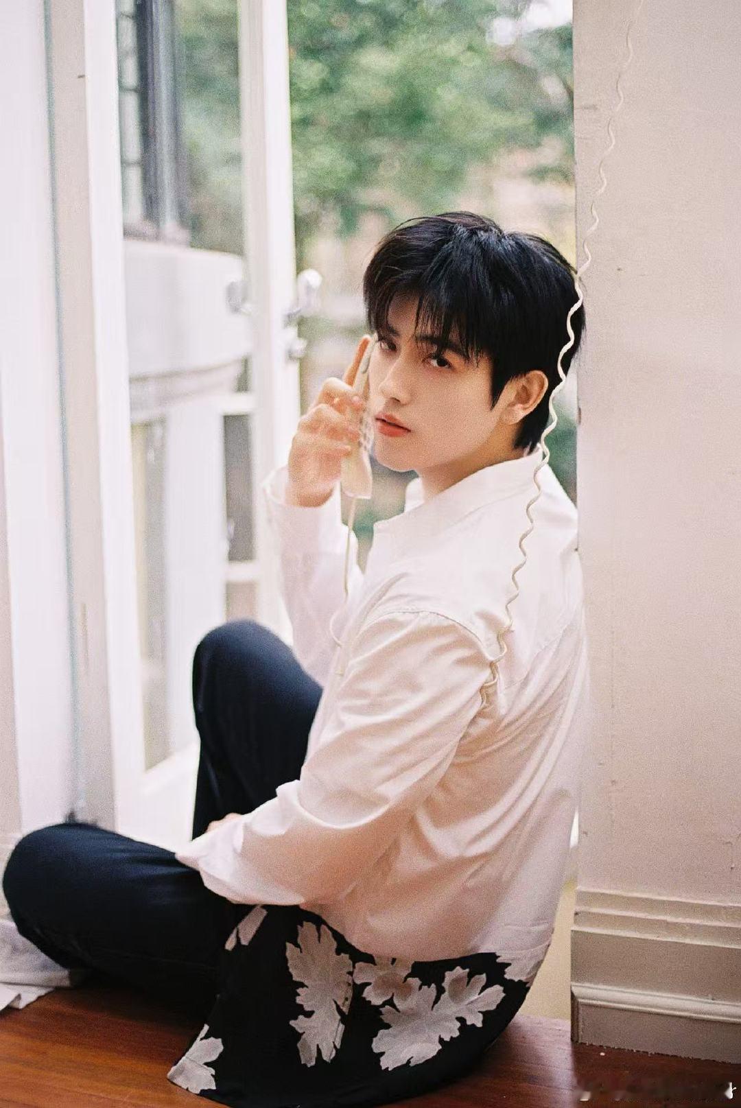 陈飞宇半夜健身偶遇陈哲远凌晨两点的健身房，陈飞宇和陈哲远意外碰面，努力的人总有交