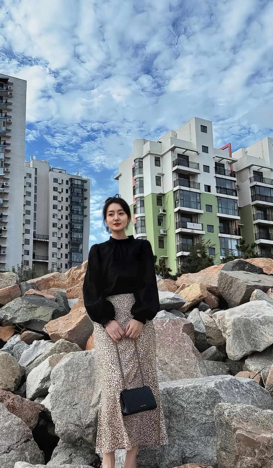 都市时尚穿搭，黑白配与豹纹裙的完美结合，尽显优雅与自信。
