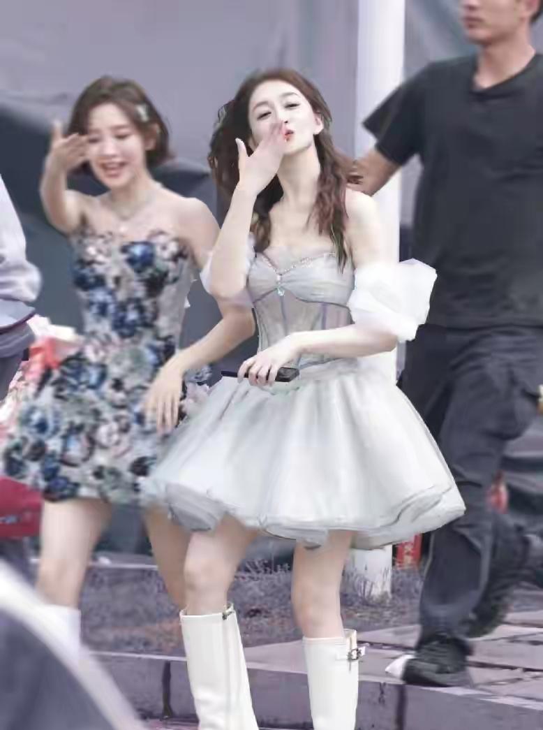 李小冉老公：悔不当初！长公主秒变八音盒娃娃
 
我不评价唱功，但李小冉浪姐一公舞