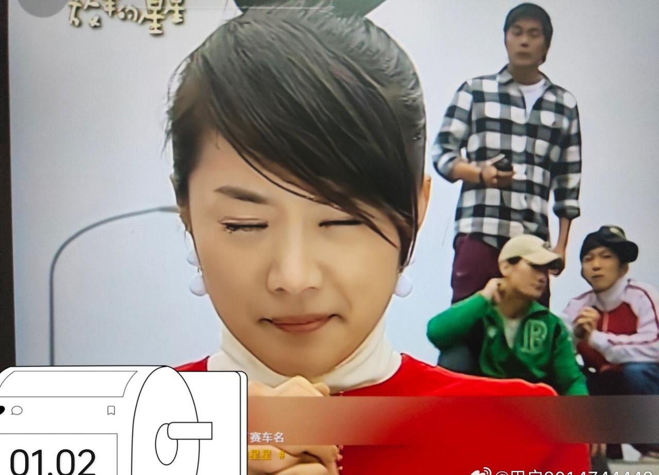 夏之星这套造型也太亮眼了吧！红白撞色的高领拼接设计又甜又飒，利落的剪裁把灵动的气