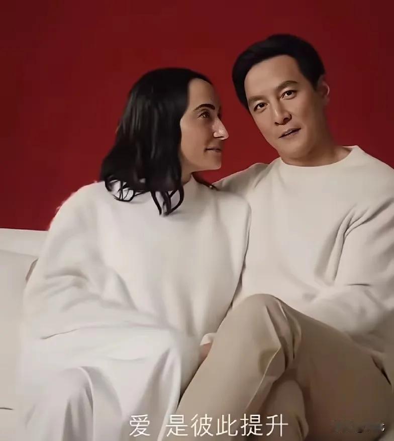 吴彦祖没有年轻时的俊美，
看着挺显老，与老婆结婚16年多，
感觉她老婆比他还老，