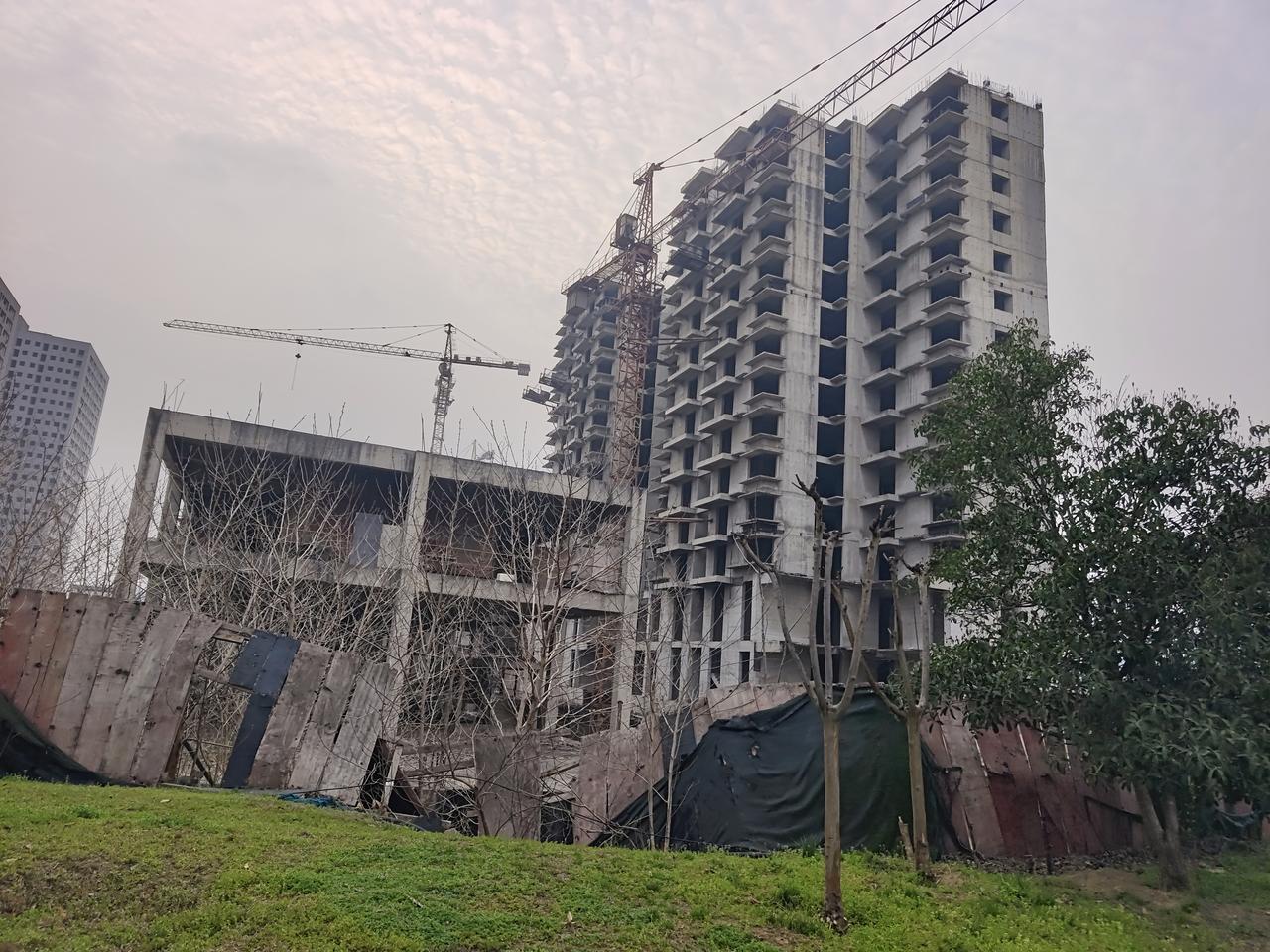 一直想不明白
很多房子都是刚封顶就停工
或者烂尾
主体都建好了
不能咬咬牙干下去