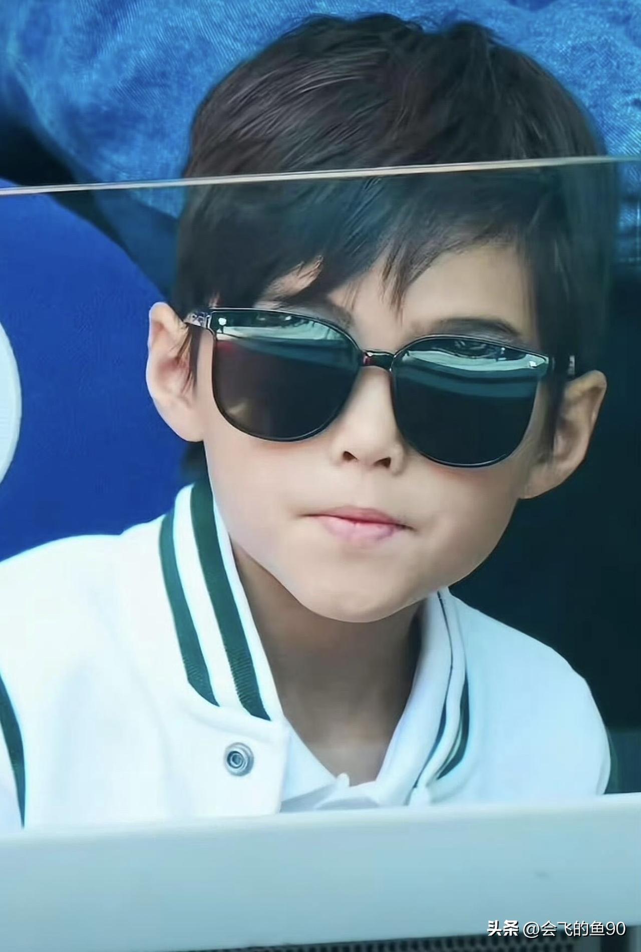 周杰伦的儿子，长得像苏醒？不比不知道，一比吓一跳，两个人戴上墨镜，相似度确实达到