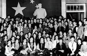 历史上的今日 1952年10月22日晚上，和朱德、宋庆龄、周恩来在中南海怀仁堂观