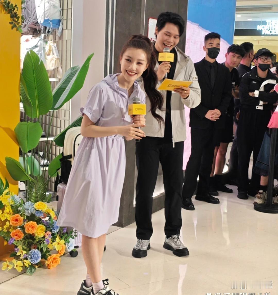 一直以为屏⁠幕里已经够好看了‏，‏‎结果‏﻿见到真人直﻿接惊了，王鹤⁠润⁠线下也