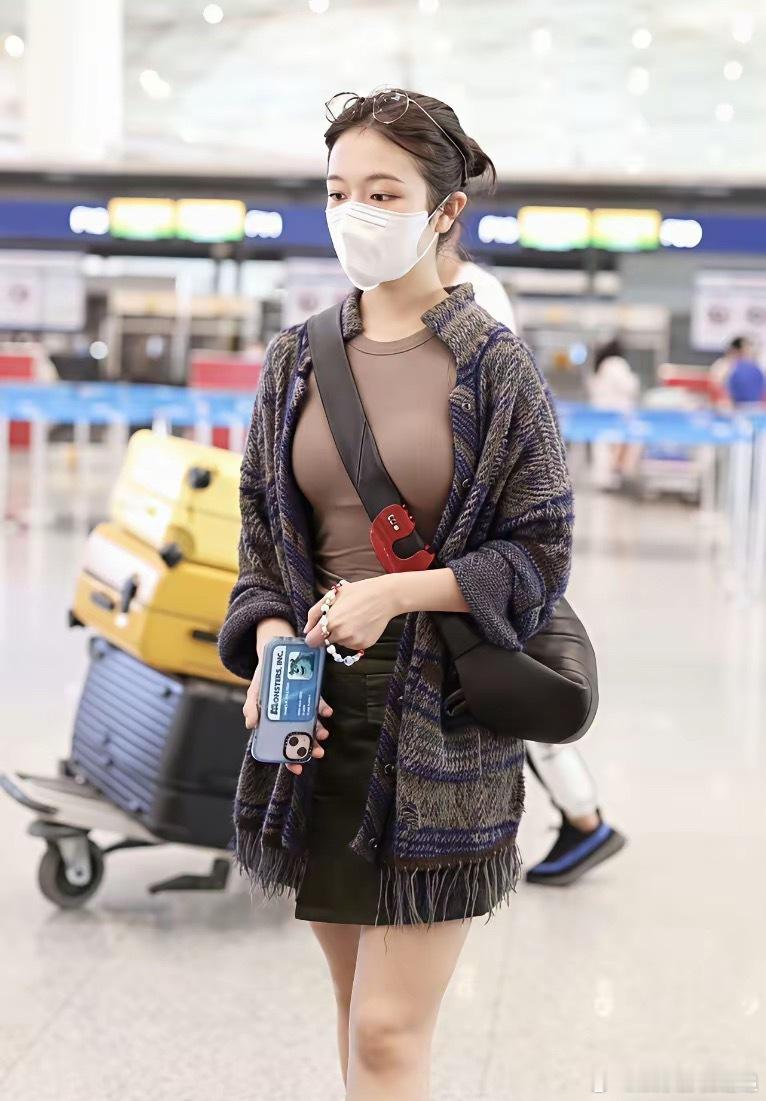 难道李兰迪也要走纯颜巨乳路线了？还是小花的年纪，以清纯青春混迹演艺圈，马上二十七