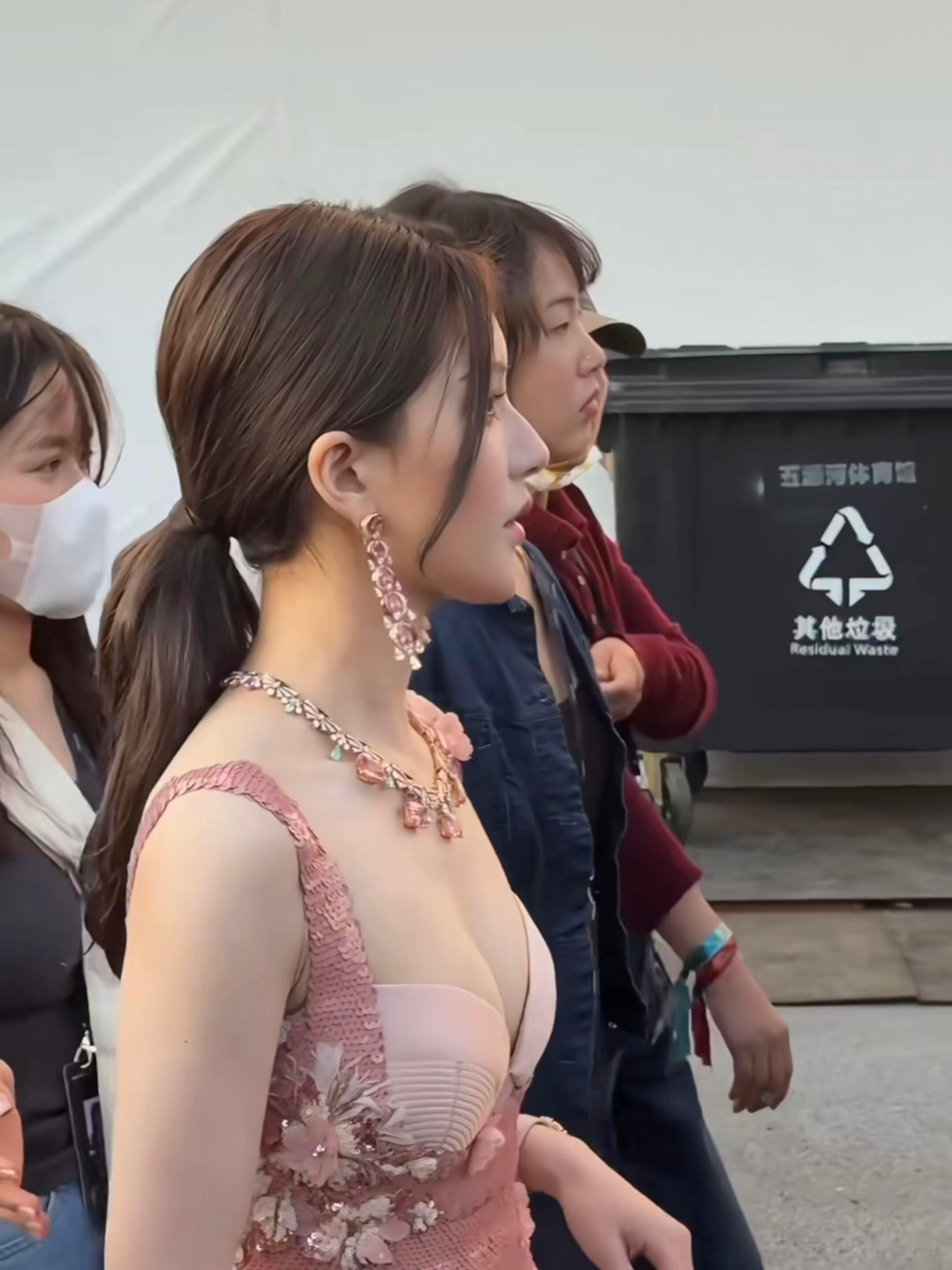 姐美得太超前😭都无视了她旁边是个大垃圾桶 