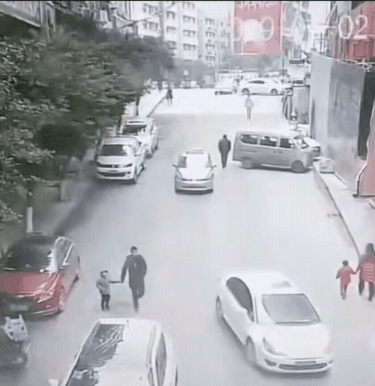 这么一撞，孩儿还能活吗？
司机是闭着眼睛开的吗？明明前面有一辆车已经停在那里，还