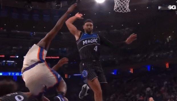 贝恩怒砸阿努诺比是因为后者空中拉拽了萨格斯 