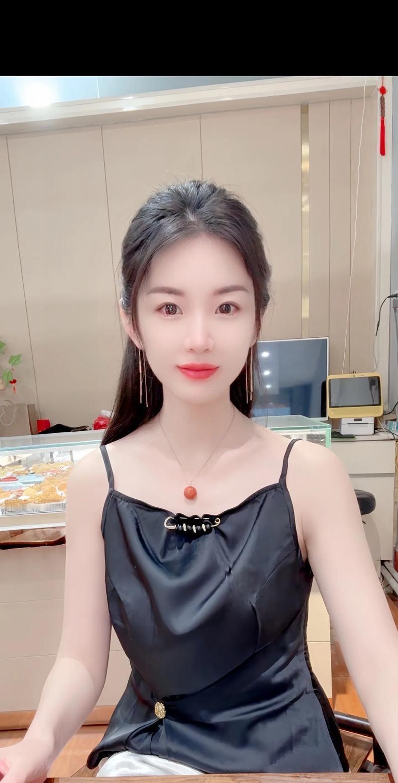 公公病世，儿媳妇坚持照常出差去，不参加公公葬礼，生前也从未照料过。

丈夫是独子