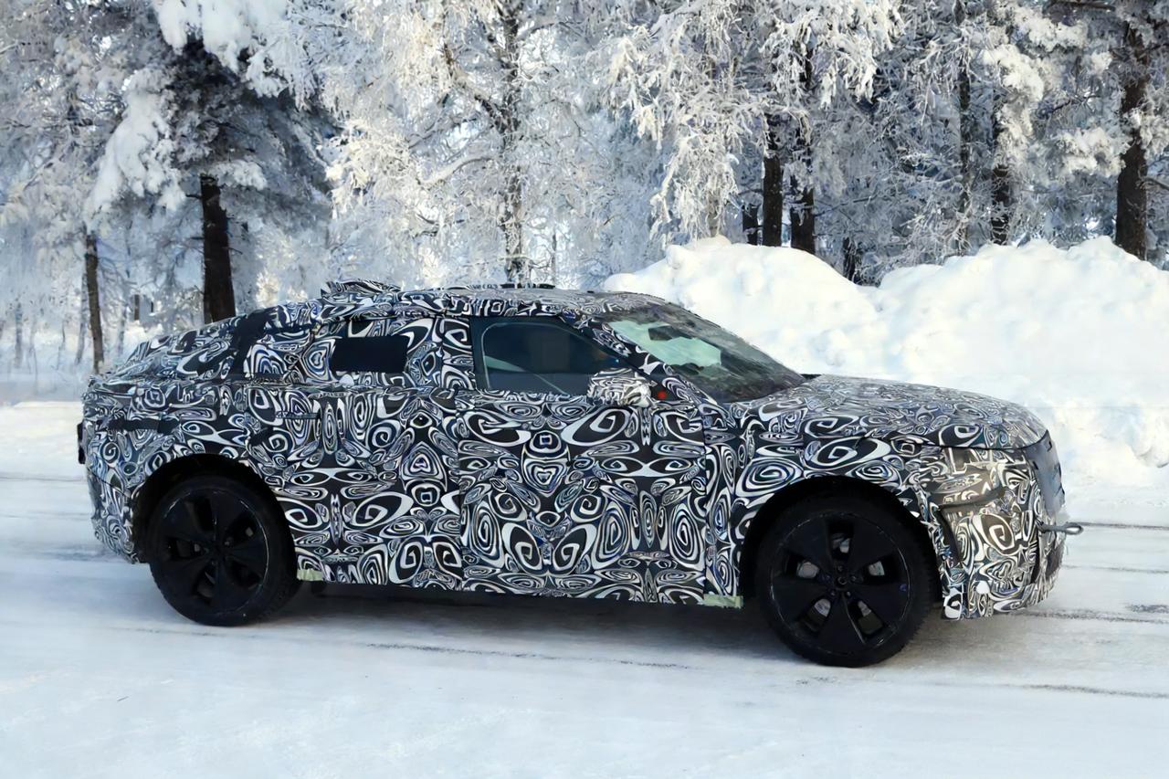 全新路虎揽胜星脉谍照曝光 溜背造型 542马力+双充电口

外观上，前脸预计半封