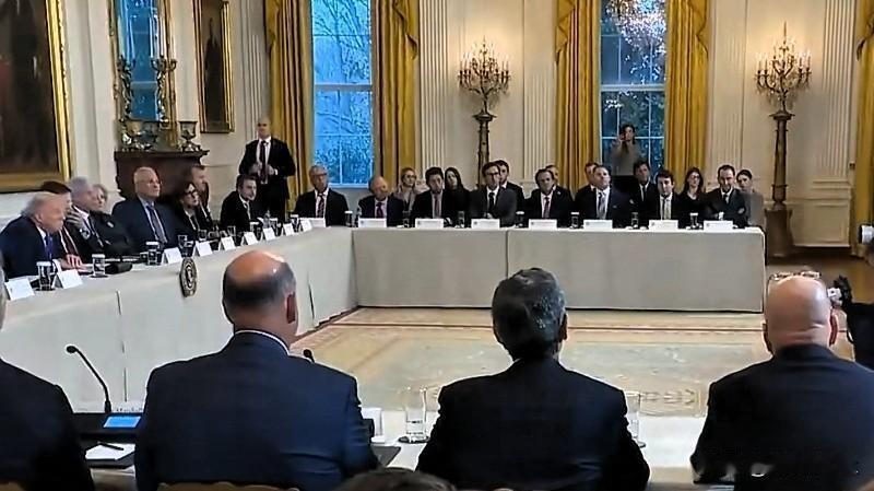 特朗普对诺贝尔和平奖真的是情有独钟，面对记者提问“如果（马查多）将诺贝尔奖颁给你