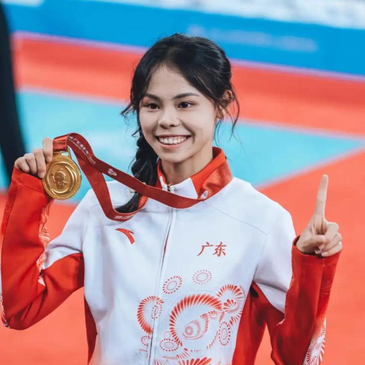 她狂揽三金一银，成为田径赛场的“多金王”。
2025全运田径落幕，广东队莫家蝶成