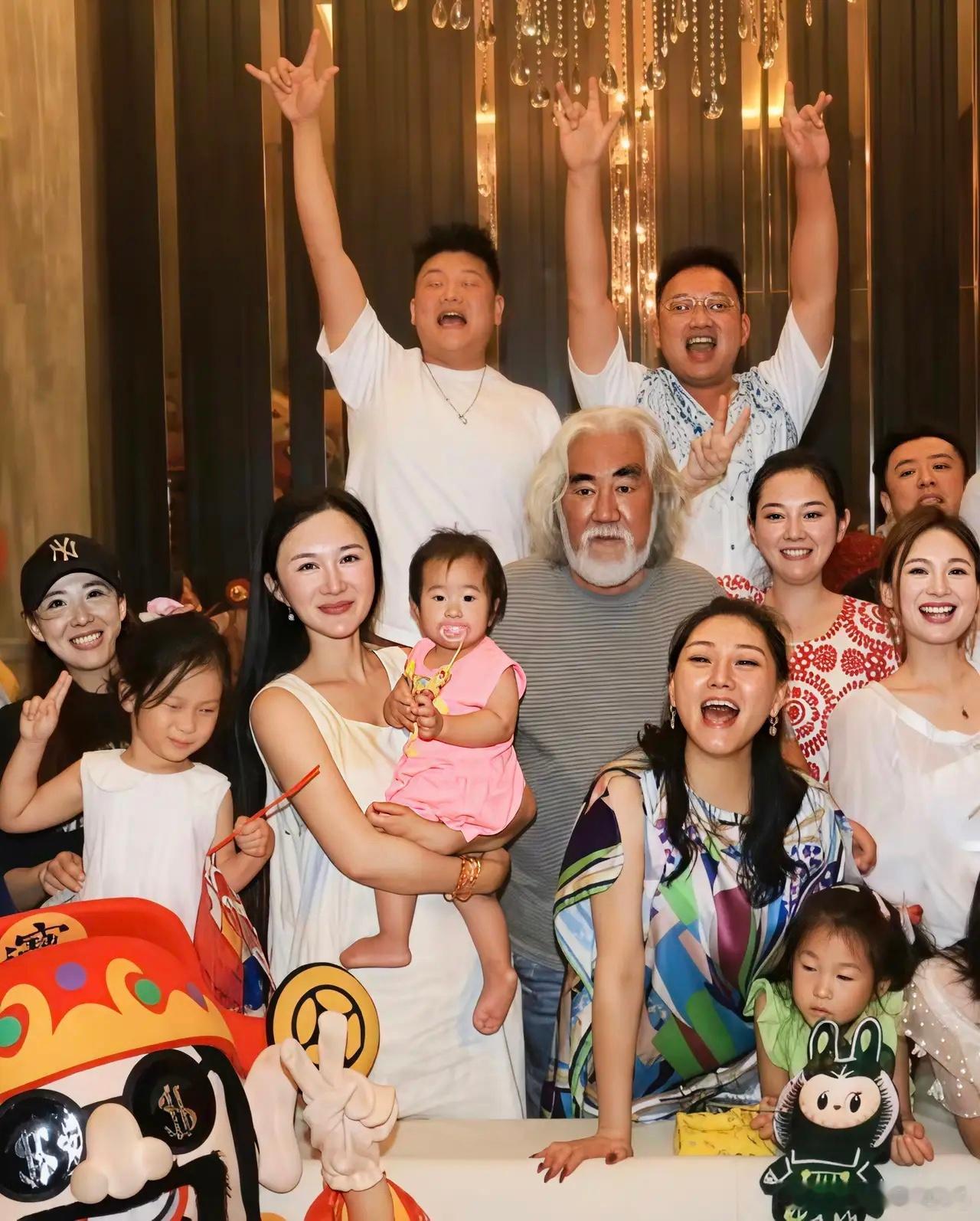 张纪中和老婆杜星霖带着四个孩子到马来西亚，他们到当地华人的家里过中秋节，一帮人聚