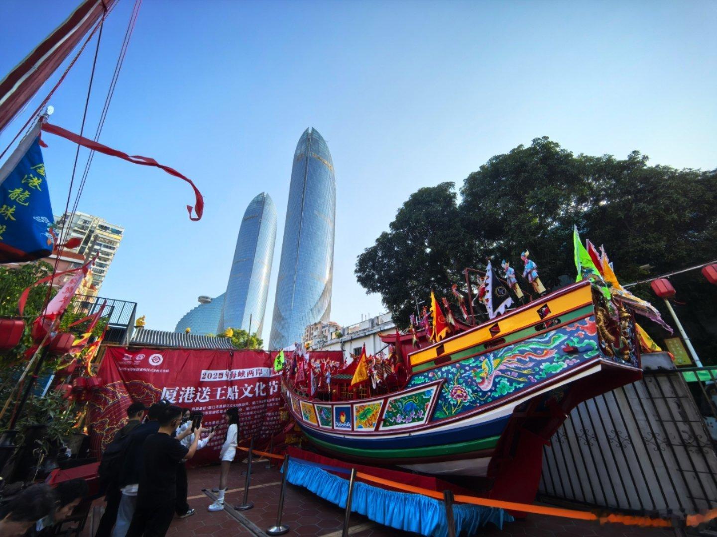 当你在沙坡尾的咖啡馆外晒太阳，看渔船归港、年轻人拍婚纱照时，是否想过 ——80 