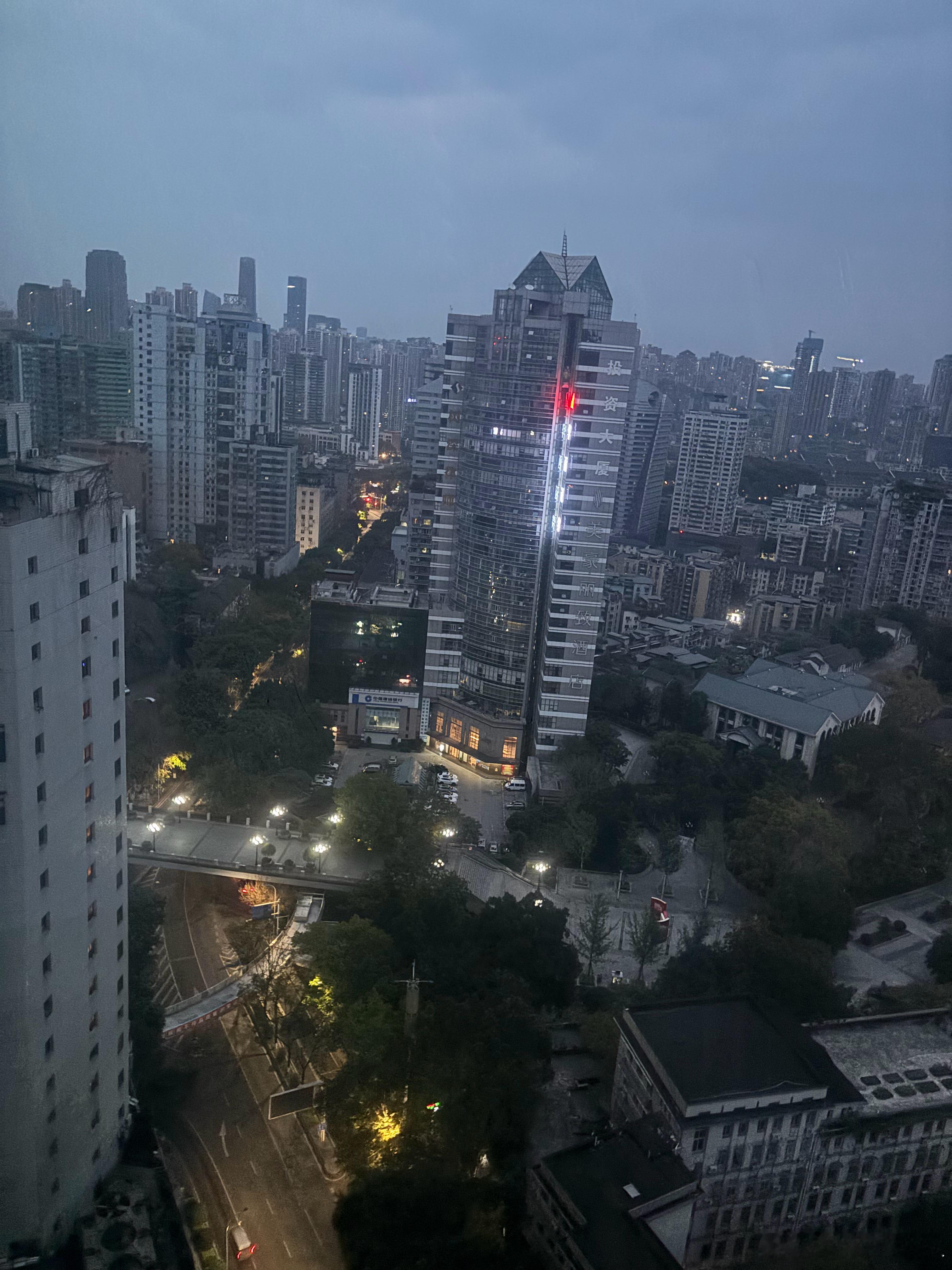 即使这个世界要抛弃我，我也要先抛弃这个世界，我要永远把握主动权。不在乎这个世界如