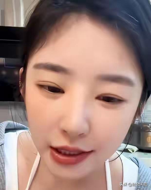 这个黄一鸣可太会了。

领着女儿闪闪，去万达的卖场里拍视频卖童装，照片的背景图里