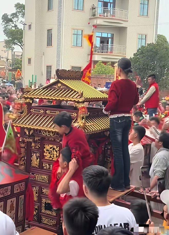 妈祖女孩被换神轿抬不动请回资本可以改流程，却改不了人心向背，真正的信仰，从来不是