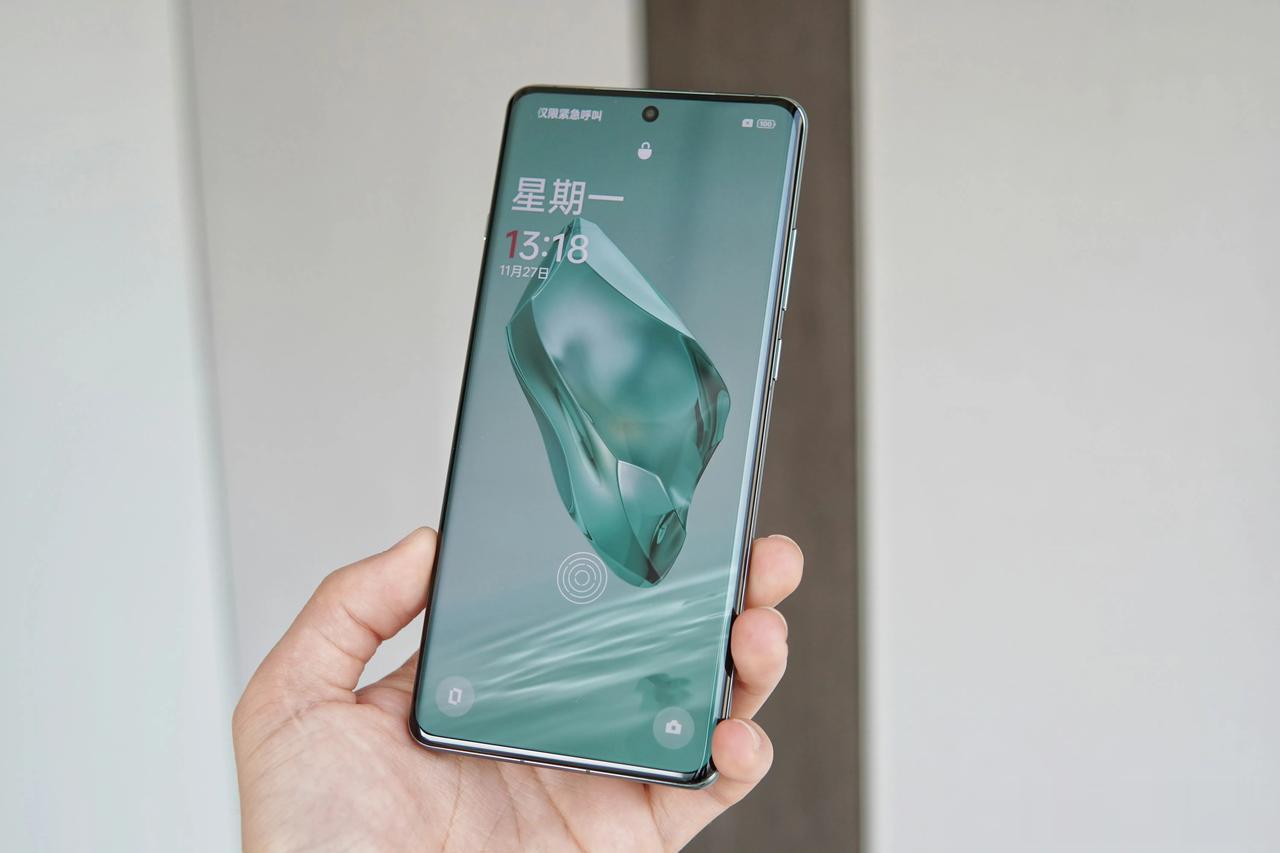 一加12这块京东方顶级2K屏，确实有点东西。峰值亮度做到了行业最高的4500ni
