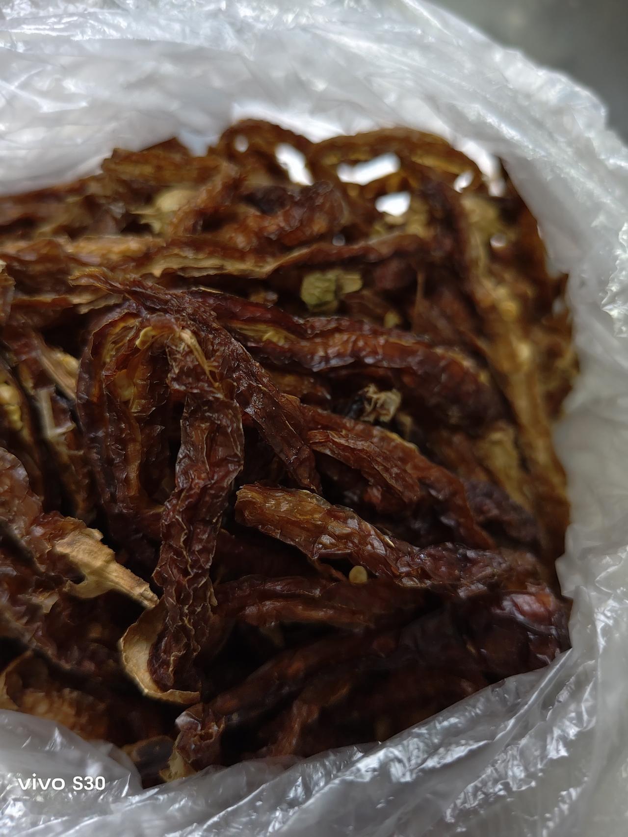 看了这一袋干辣椒，我就会想起几十年前的一件事。
那是1978年，我被一村级小学校