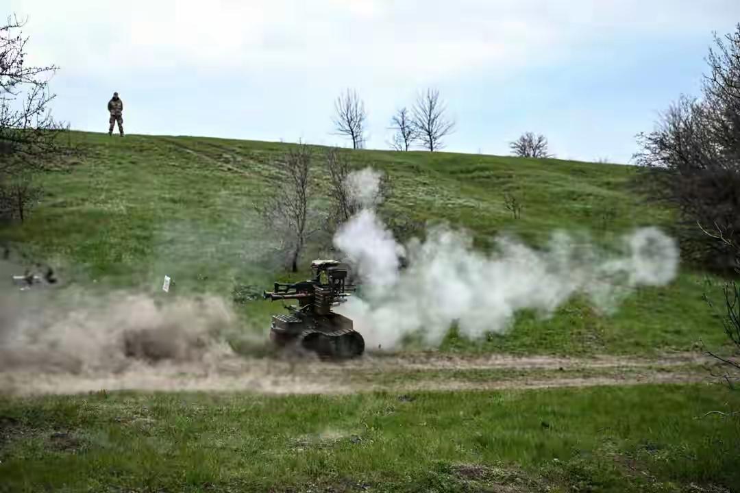 近日，乌克兰第三独立突击旅正在上演无人机械攻击俄军阵地的大戏。一个个紧缩的铁球蹿