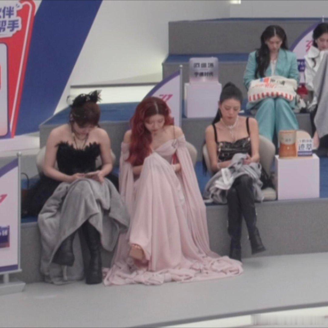 乘风破浪的姐姐浪姐一公下半场后台实况p1 李小冉组三人皱眉看热搜中p2 曾沛慈组