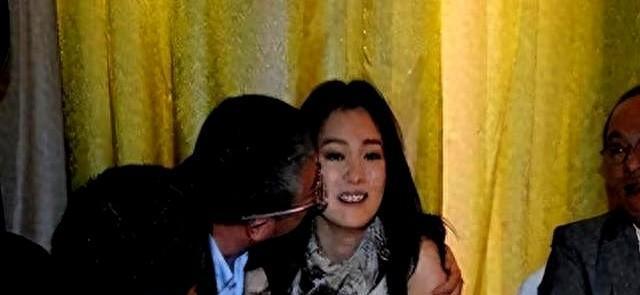 游本昌不抢C位，唐嫣接得住光。
王家卫没喊“流量”，剧却火到断网。
老戏骨让一让