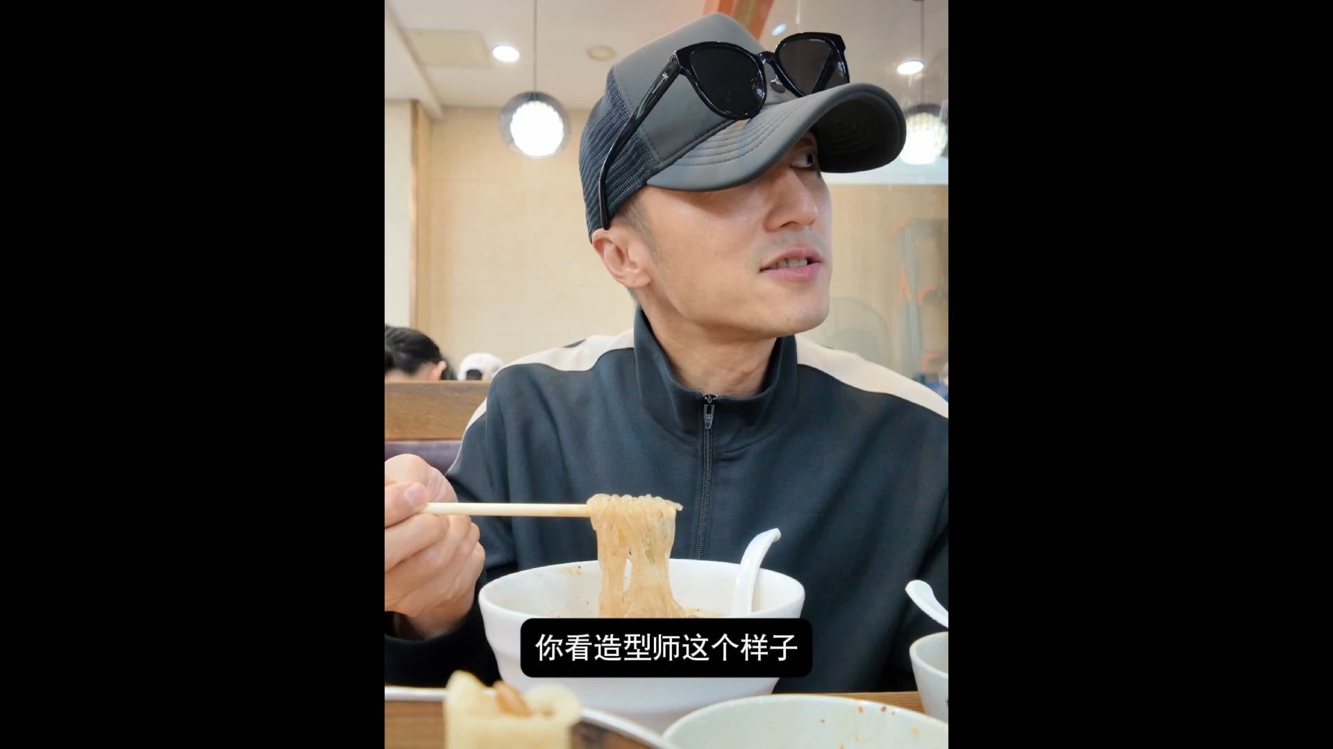 谢霆锋拿个肉夹馍在街头边走边吃 边走边吃肉夹馍的男人，怎么就能帅成这样。 