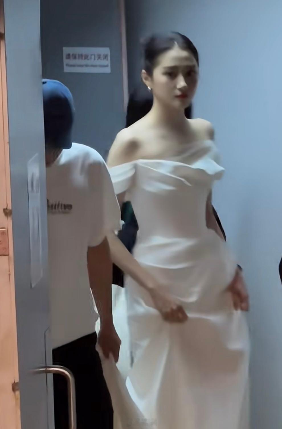 关晓彤好长一条人关晓彤肩颈线条好美啊！好适合姐姐的衣服！[哈哈][哈哈] ​​​
