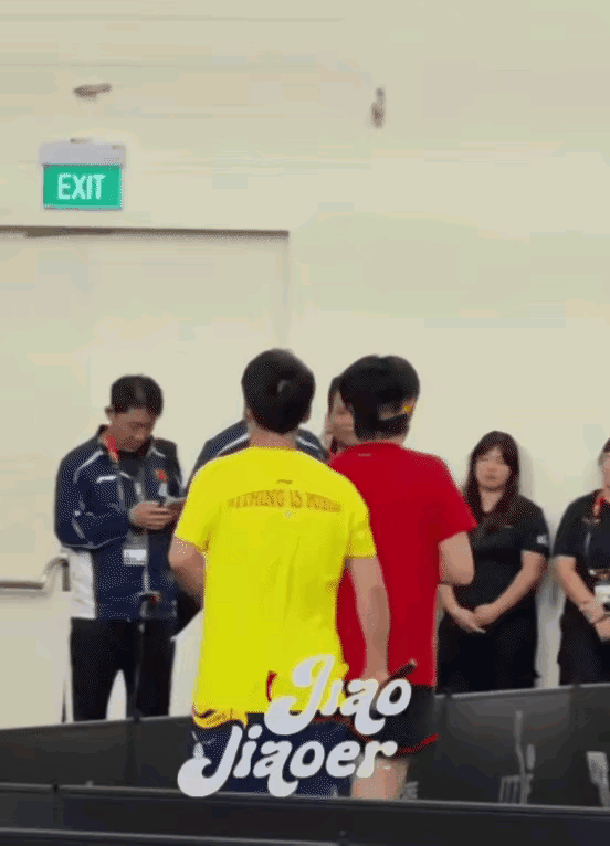 头哥看大屏幕的眼神也太可爱了吧！
莎妹在打决赛，头哥在训练，练着练着，头哥就“走