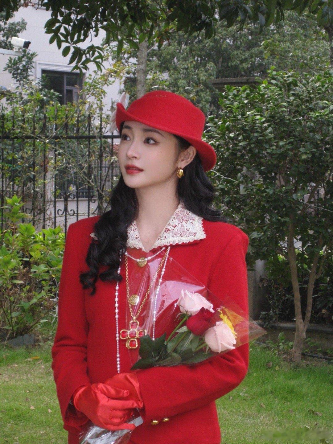 周洁琼内娱留洋千金又上新了 把“红粉佳人”具象化的女人！蛋卷头配小礼帽复古优雅，