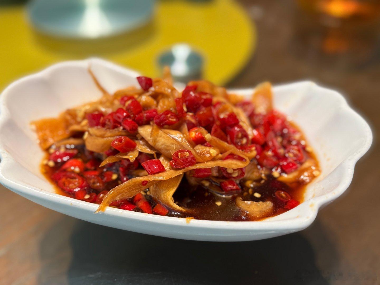 今天吃了巨好吃但不太健康的菜：萝卜干炒猪油渣～
