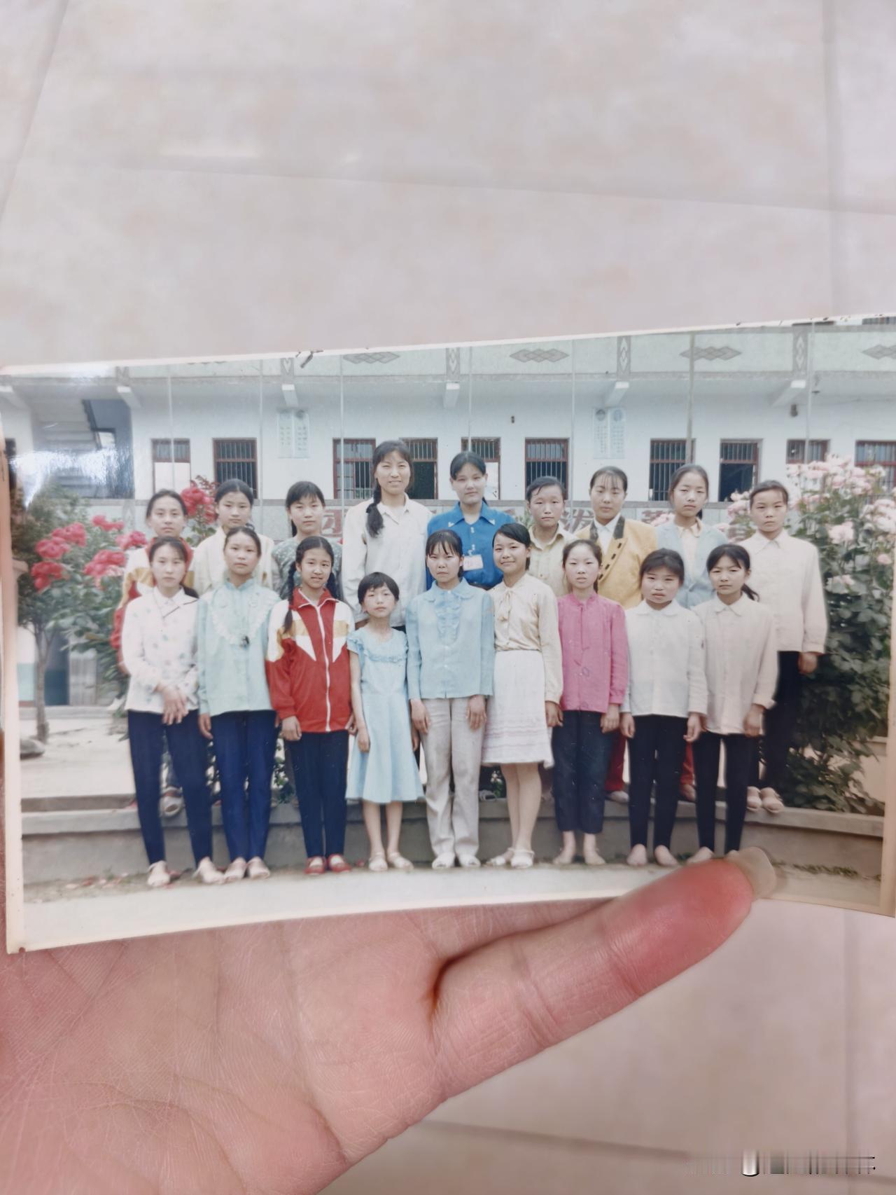 叫不出名字的合影照
这张泛黄的老照片，瞬间把我拉回1996年胡巷小学的夏天，那是