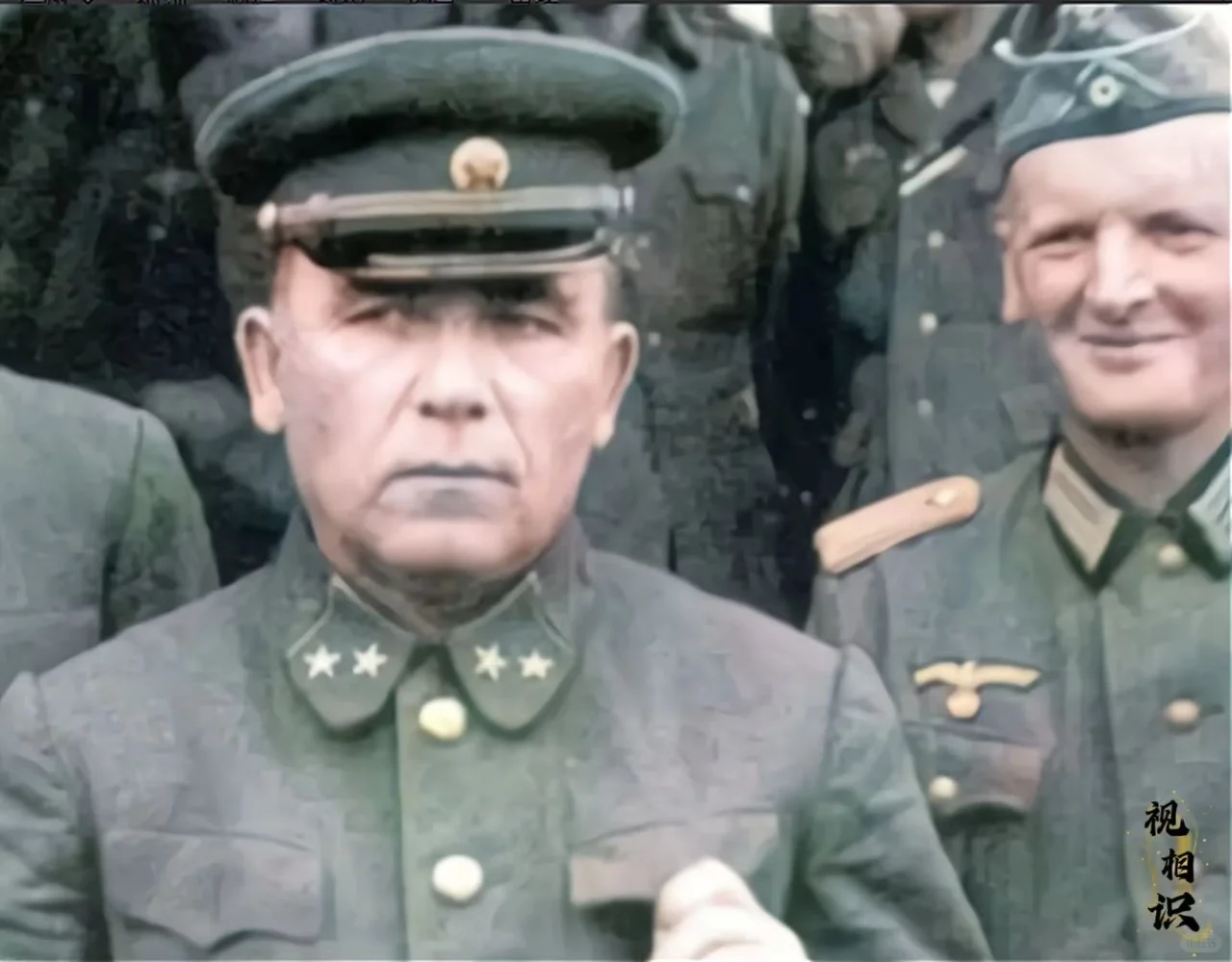 1941年，苏军少将波涅杰林被德军俘获后的照片，画面中的波涅杰林紧锁眉头，面对着...