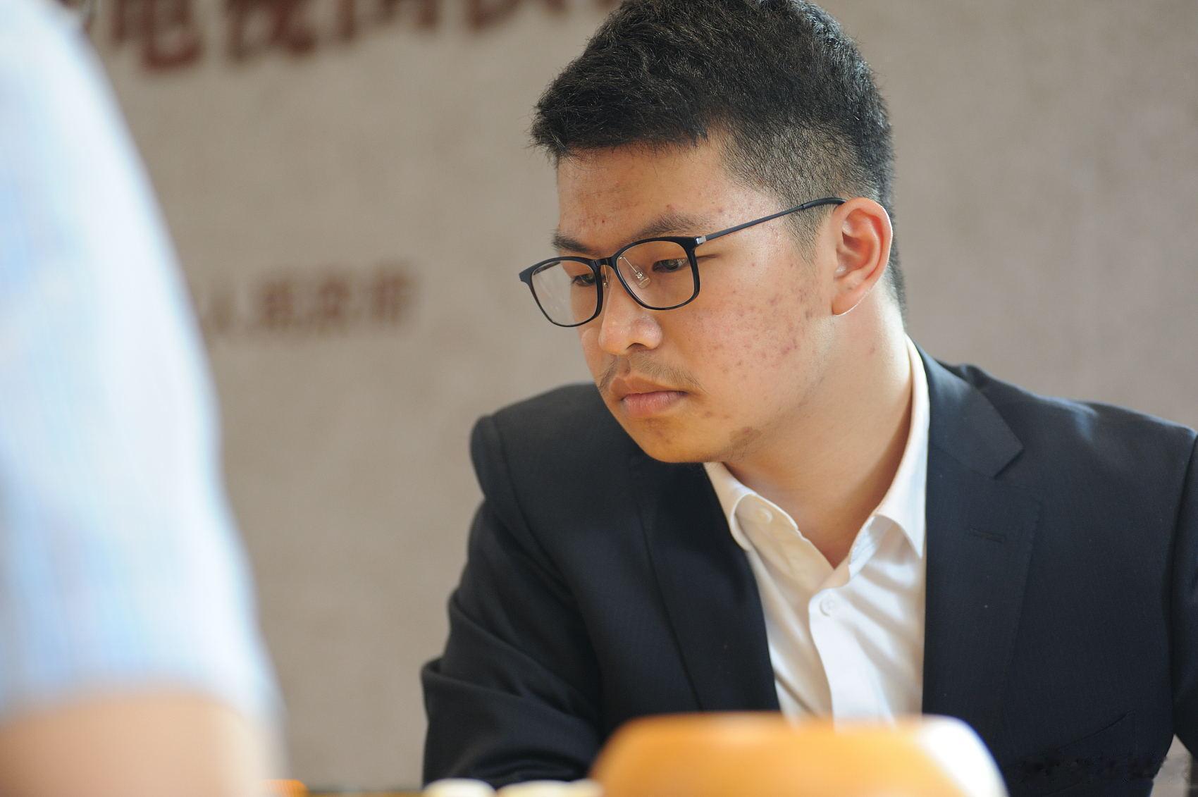 【农心杯三国围棋擂台赛】中国队谢尔豪攻擂得手】10月18日，第25届农心杯三国围