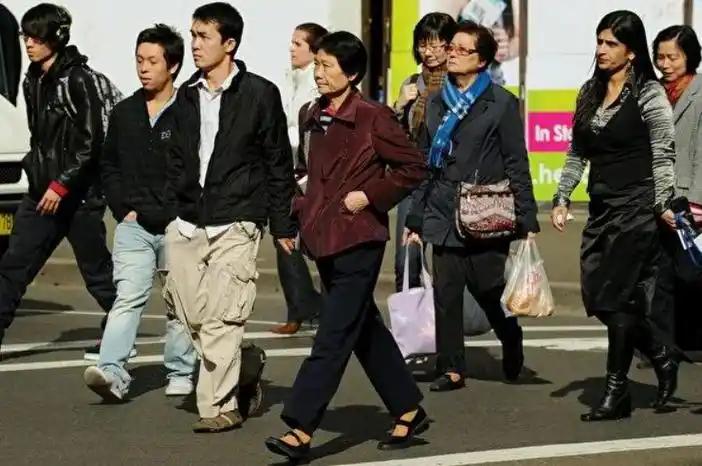 据说，不少体制内退休人士五十岁移民澳大利亚，“退休双赢”，一边领万元养老金一边拿