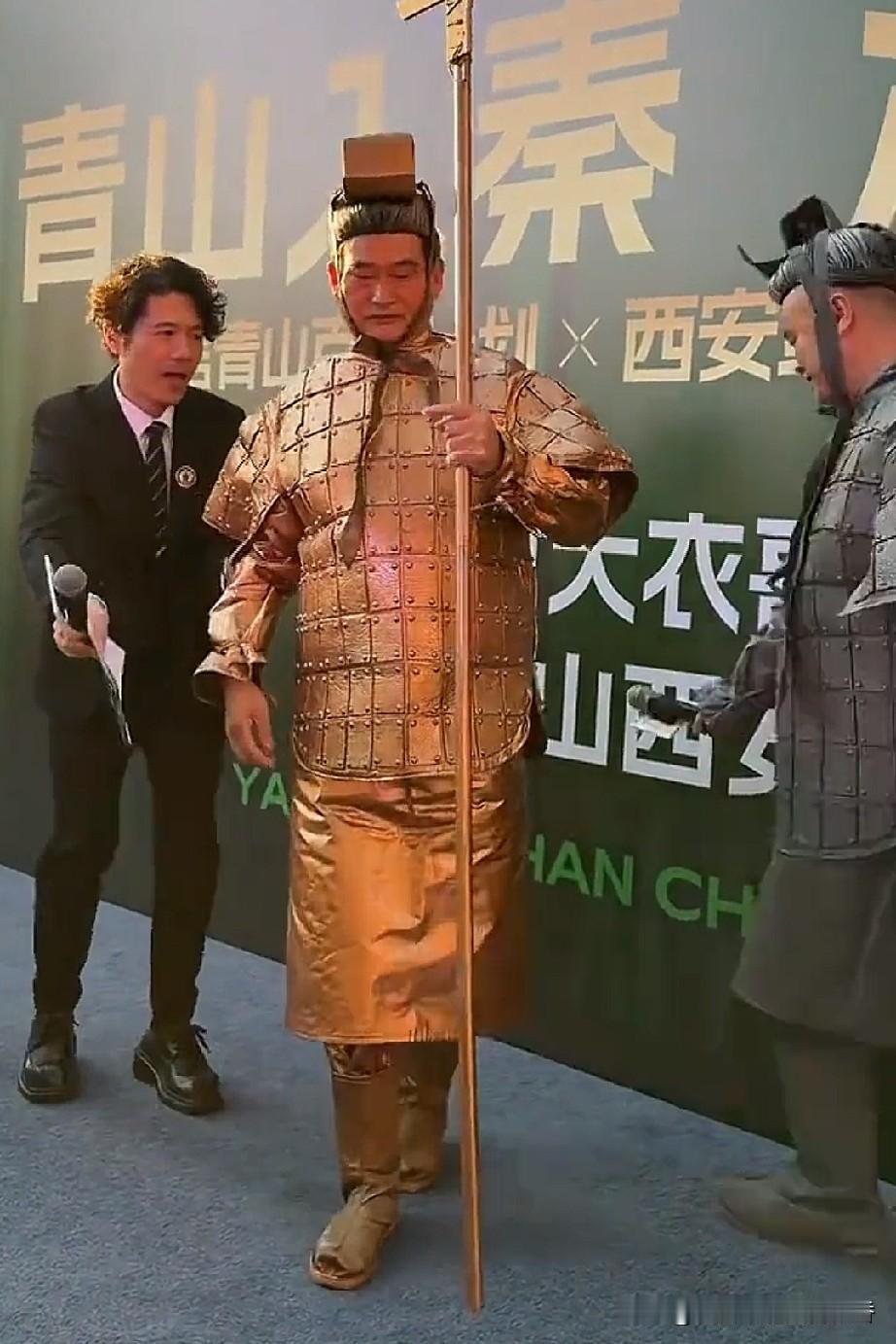 朱之文看着一副憨厚质朴的模样，实则心思通透细腻，说话从来不会得罪旁人，面对媒体的